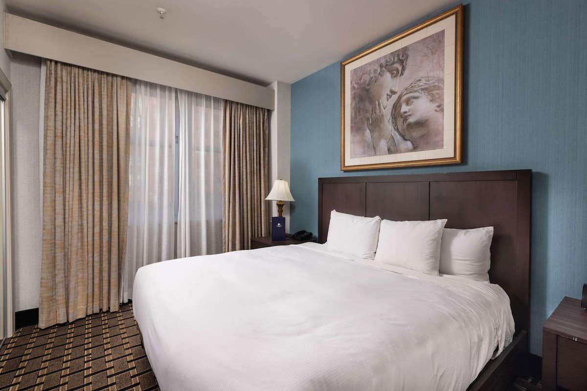 Premium bedding, in-room safe, desk, blackout drapes