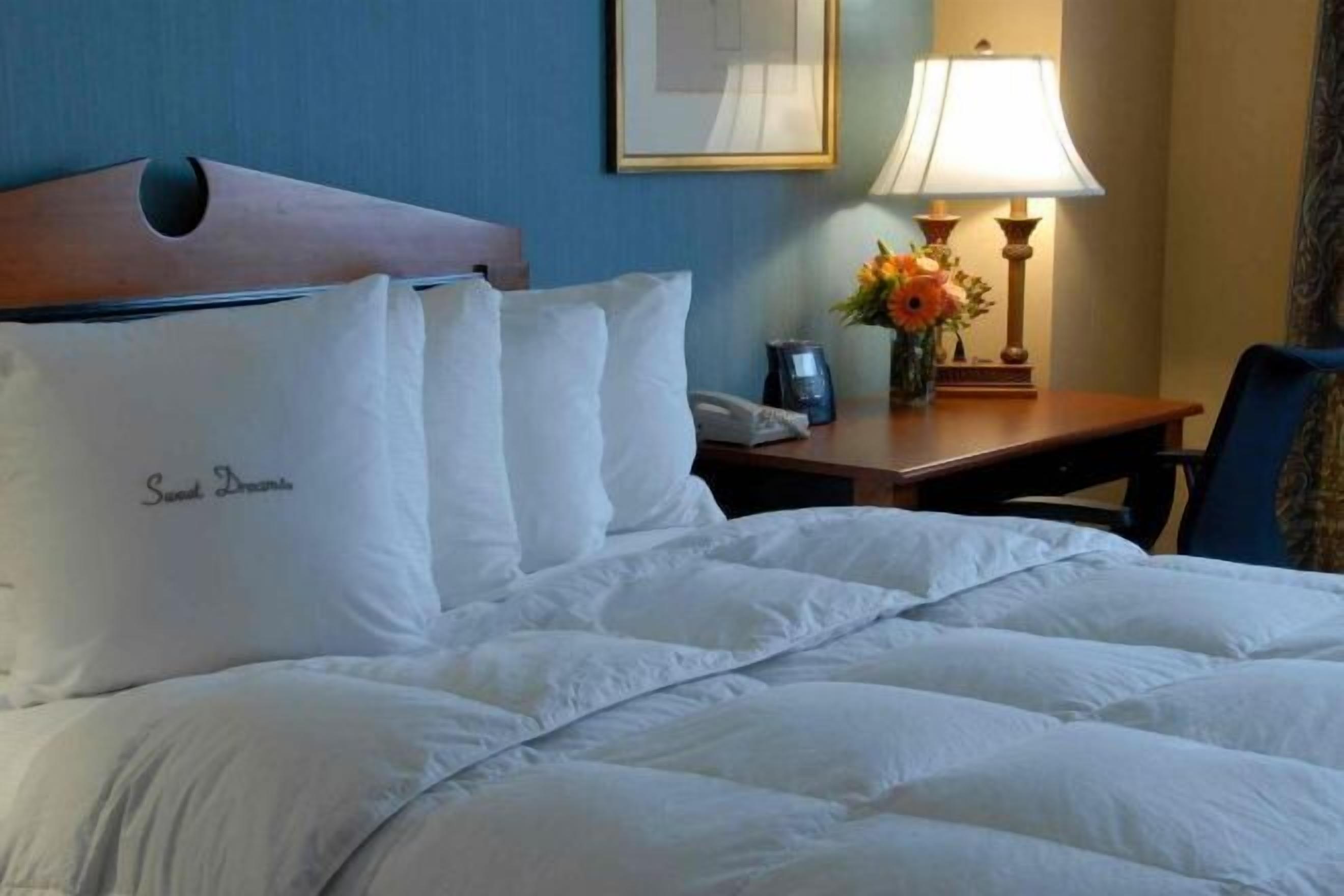 เครื่องนอนระดับพรีเมียม, ตู้นิรภัยในห้องพัก, โต๊ะทำงาน, ผ้าม่านกันแสง