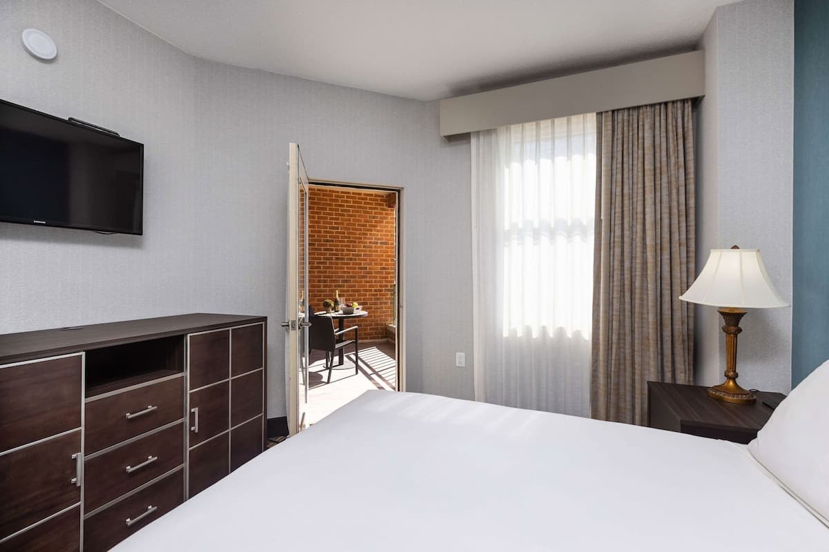 Premium bedding, in-room safe, desk, blackout drapes