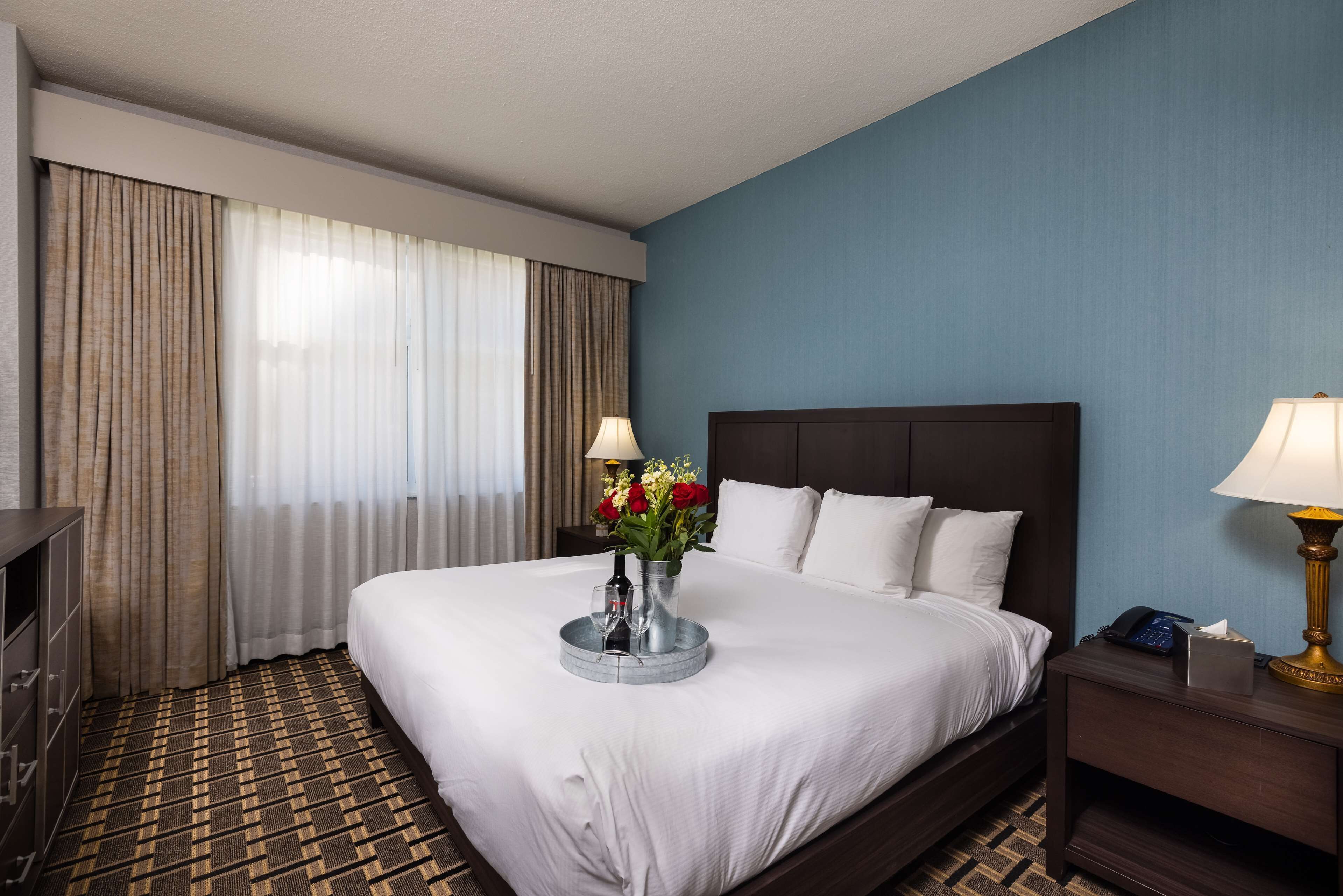 Ropa de cama de alta calidad y caja de seguridad en la habitación 