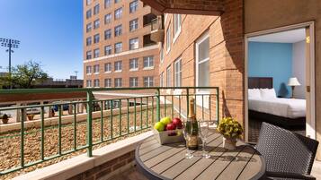 Ropa de cama de alta calidad y caja de seguridad en la habitación