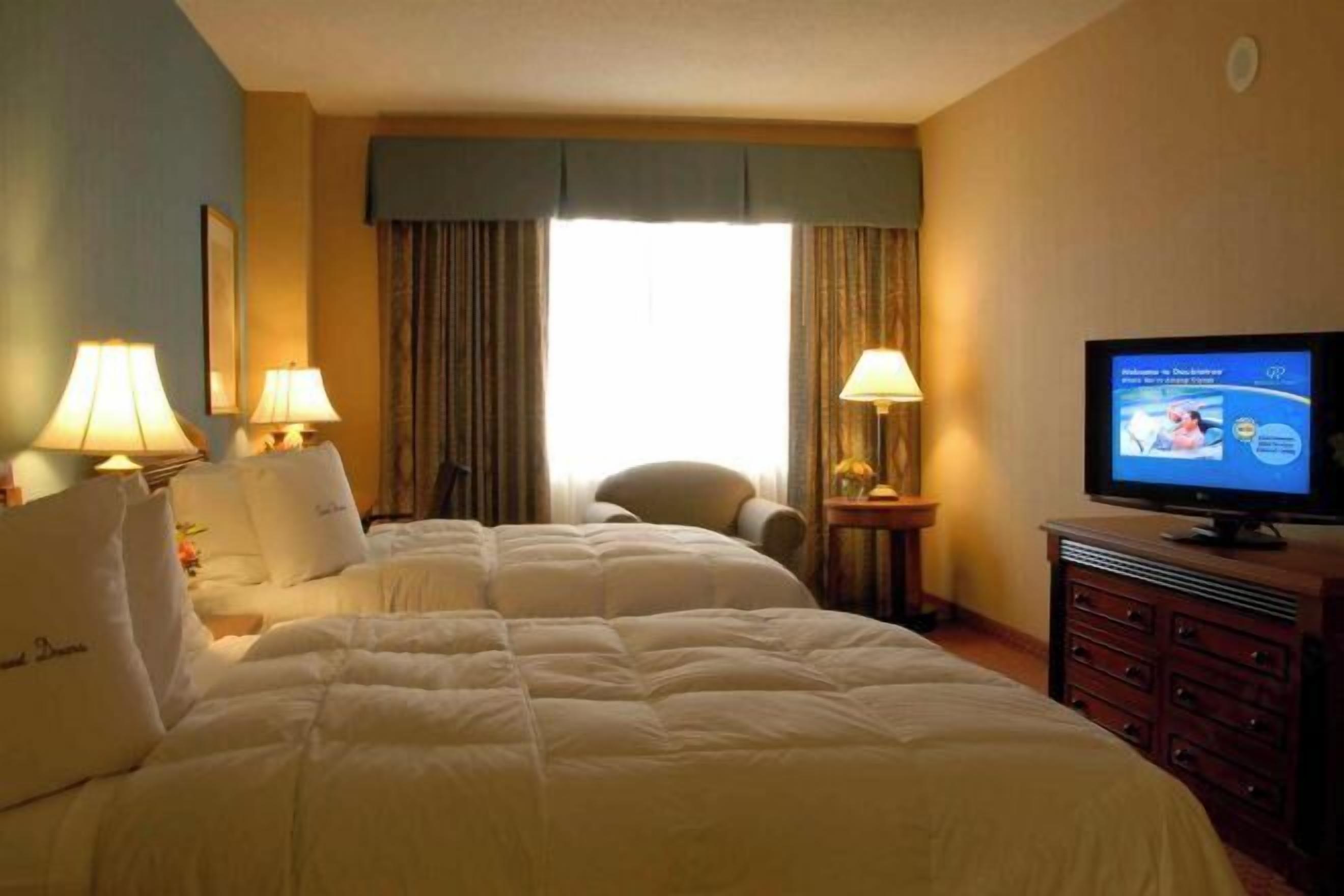 เครื่องนอนระดับพรีเมียม, ตู้นิรภัยในห้องพัก, โต๊ะทำงาน, ผ้าม่านกันแสง