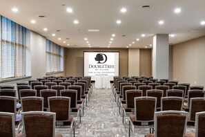 Premium bedding, in-room safe, desk, blackout drapes
