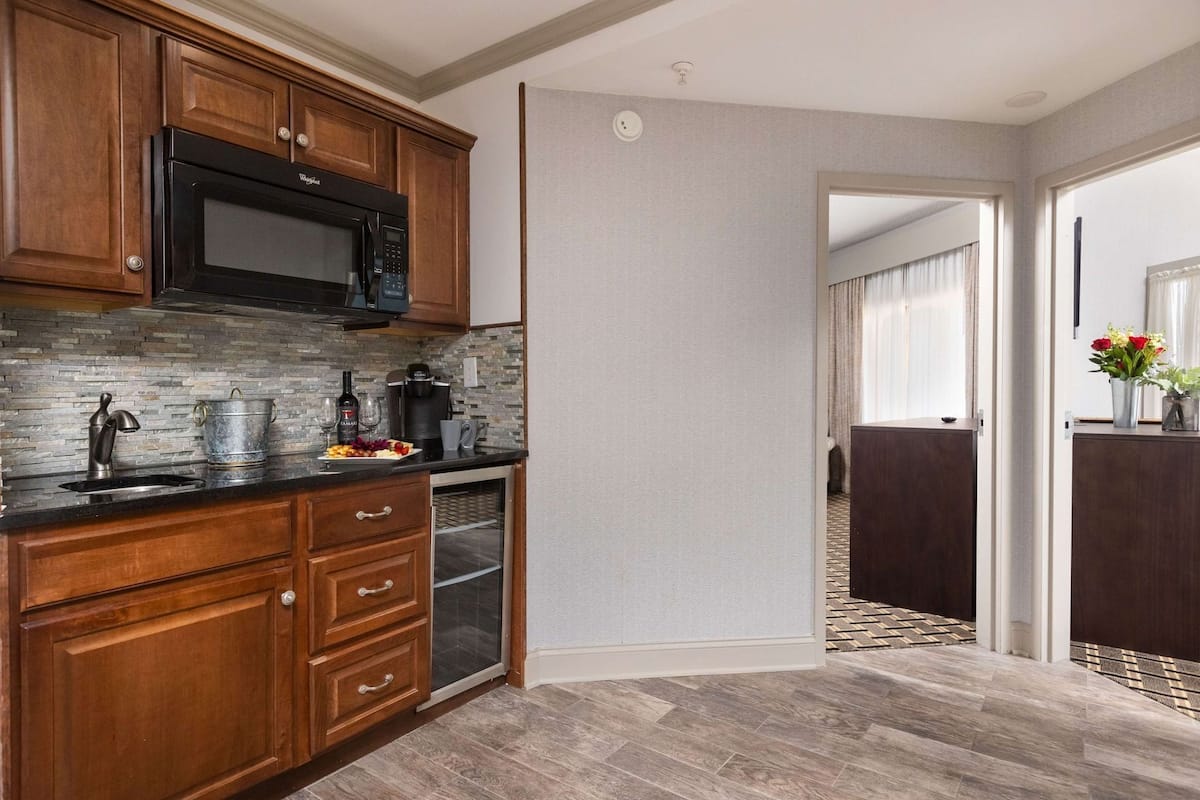 Private kitchen | Microwave, coffee/tea maker