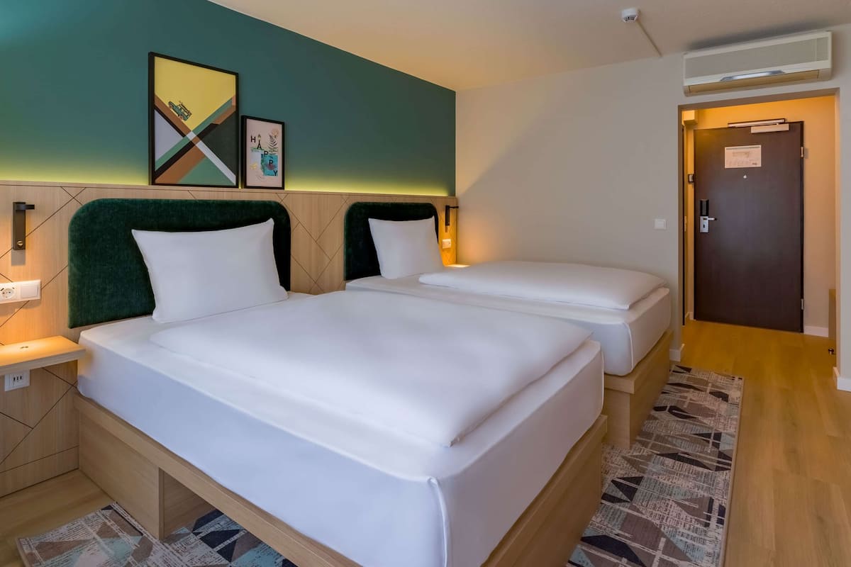 Twin Room, 2 Twin Beds | Minibar, in-room safe, desk, laptop workspace