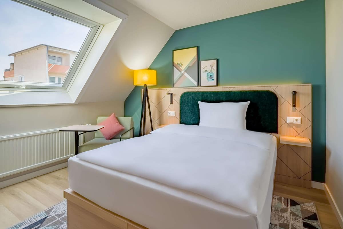 Room, 1 Queen Bed | Minibar, in-room safe, desk, laptop workspace