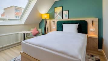 Room, 1 Queen Bed | Minibar, in-room safe, desk, laptop workspace