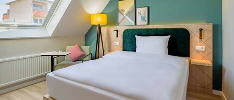 Room, 1 Queen Bed | Minibar, in-room safe, desk, laptop workspace