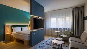 Minibar, caja de seguridad en la habitaciĂłn y escritorio