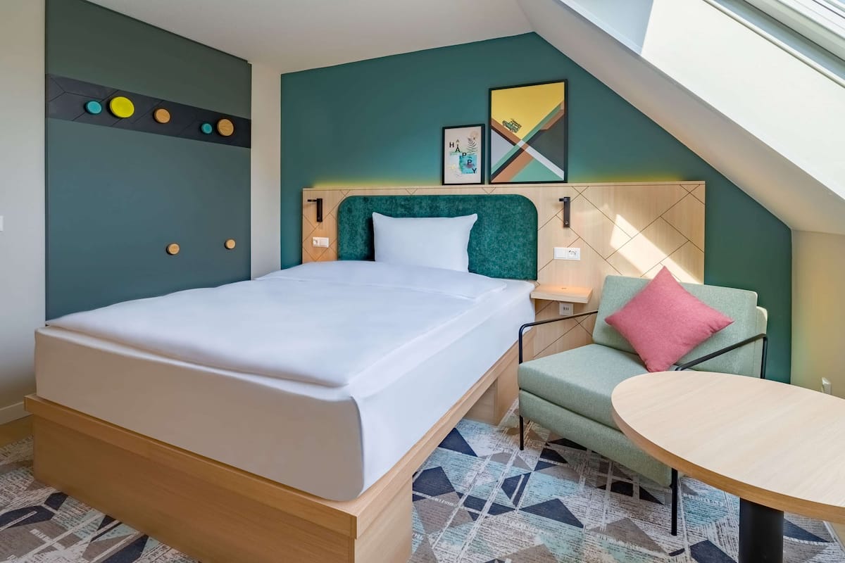 Room, 1 Queen Bed, Kitchenette | Minibar, in-room safe, desk, laptop workspace