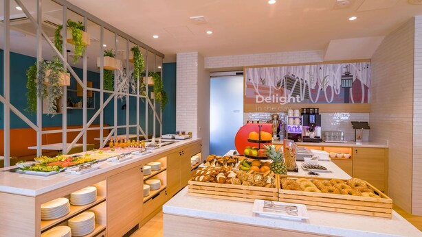 A buffet area with various food items and a coffee station. - Spark by Hilton Stuttgart Sindelfingen (Sindelfingen)