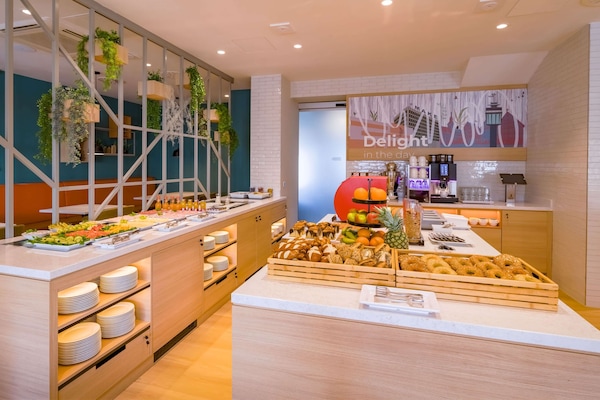 Tägliches Frühstücksbuffet (15 EUR pro Person)