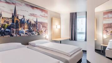 Twin Room | Desk, blackout drapes, soundproofing, free WiFi