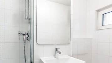 Dusche, Haartrockner, Handtücher, Seife