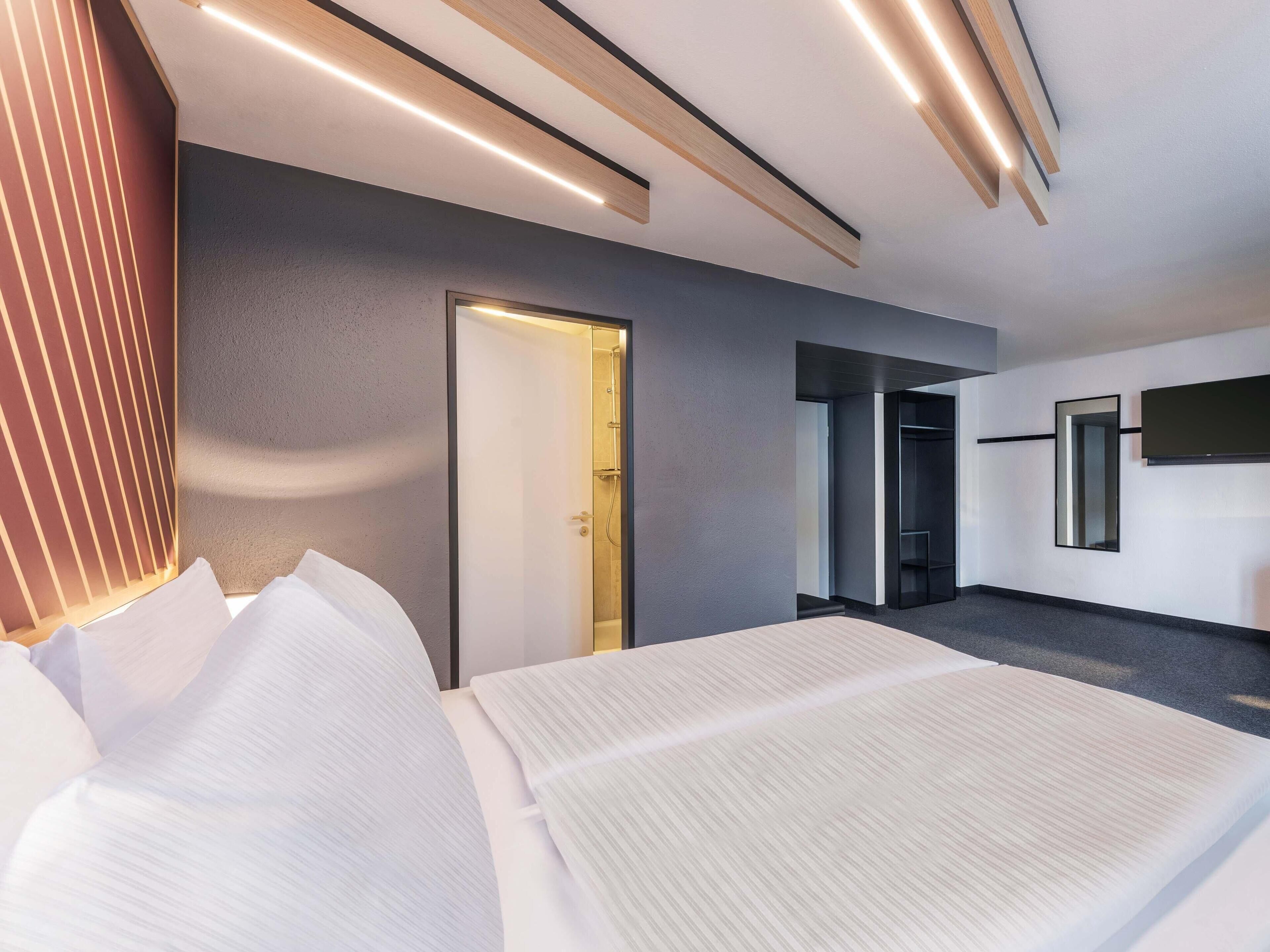 Schreibtisch, Verdunkelungsvorhänge, schallisolierte Zimmer