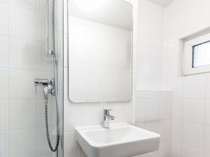 Chuveiro, secador de cabelo, toalhas de banho, sabonete
