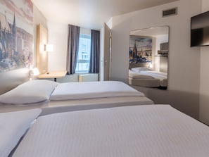Habitación con 2 camas individuales | 1 dormitorio, escritorio, cortinas opacas y sistema de insonorización