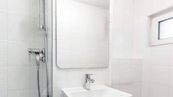 Douche, sĂšche-cheveux, serviettes fournies, savon