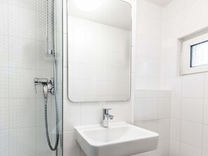 Shower, hair dryer, towels, soap - B&B Hotel Aachen-Hbf (Aachen)