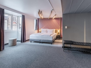 1 bedroom, desk, blackout curtains, soundproofing