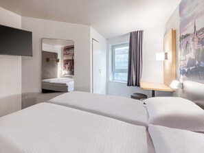 Escritorio, cortinas blackout, sistema de insonorización y wifi gratis 