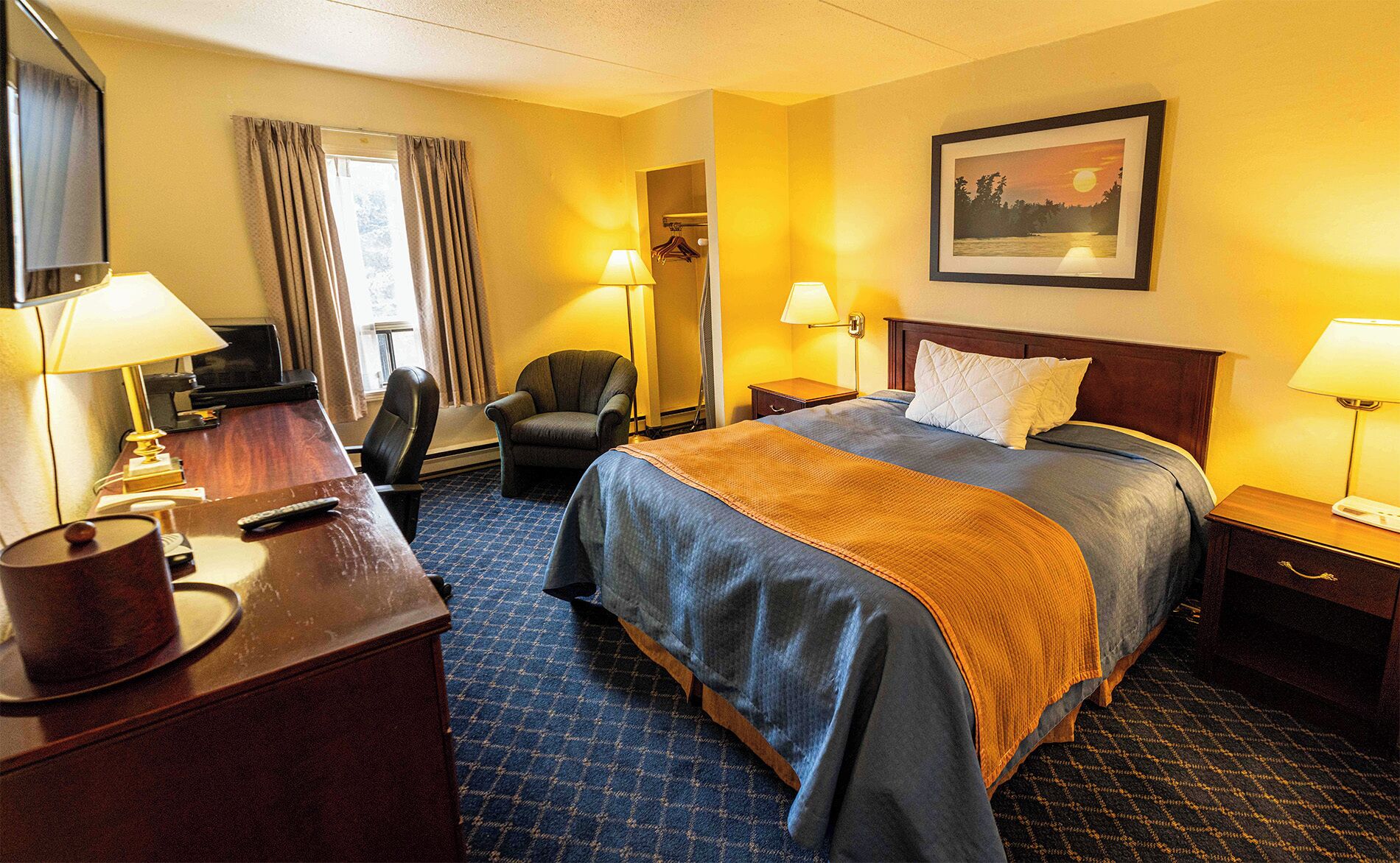 Escritorio, cortinas blackout y tabla de planchar con plancha 