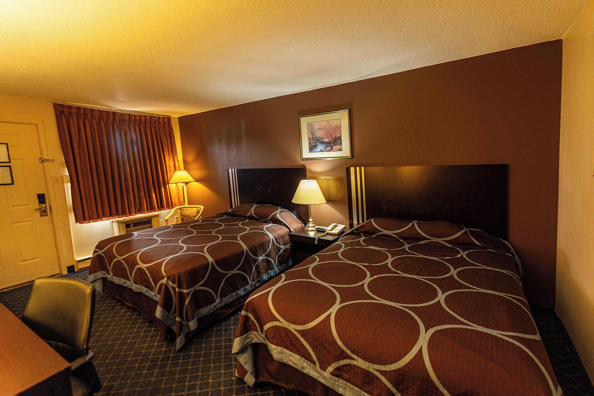 Escritorio, cortinas blackout y tabla de planchar con plancha 