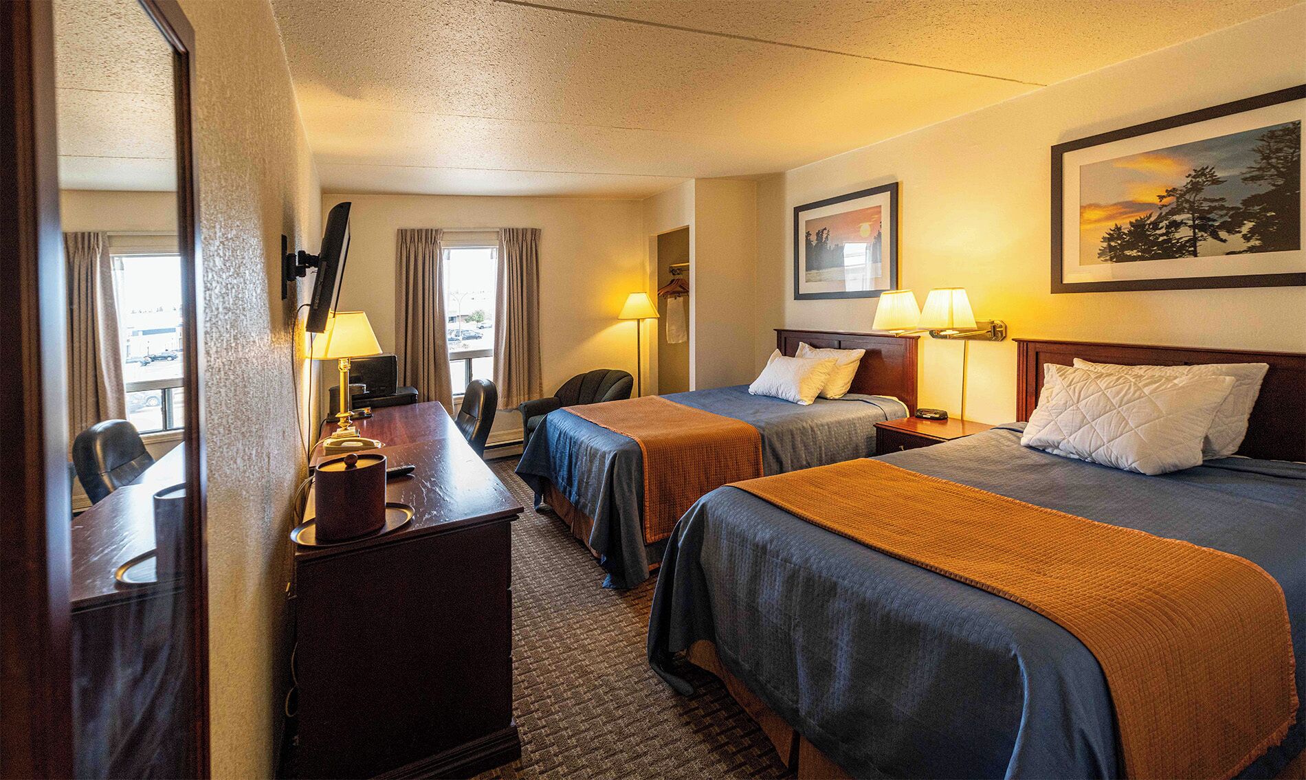 Escritorio, cortinas blackout y tabla de planchar con plancha 