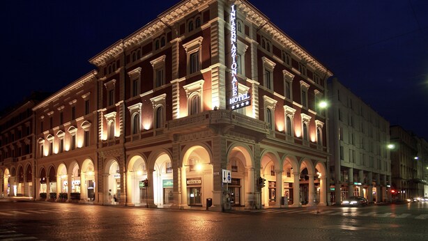 Un edificio histórico con un letrero destacado del Hotel Internazionale.