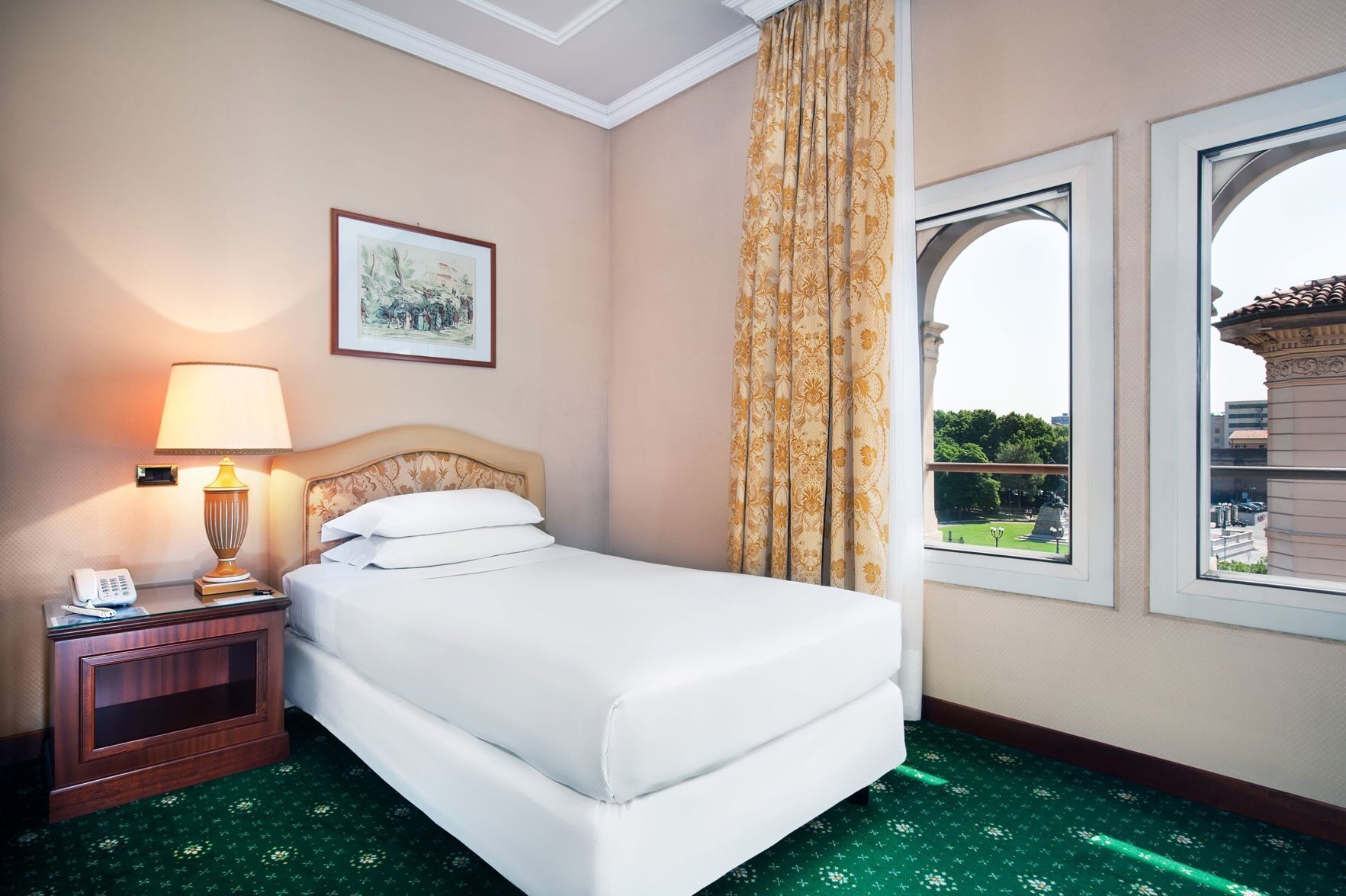 Edredón, minibar y caja de seguridad en la habitación 