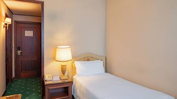 Edredón, minibar y caja de seguridad en la habitación