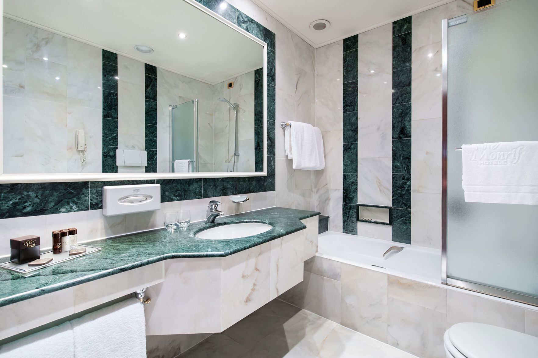Baño | Amenidades de baño gratuitas, secadora de cabello, bidet, toallas 