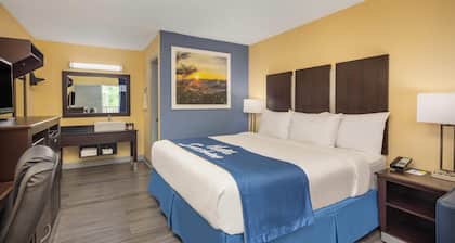 Days Inn by Wyndham Muscle Shoals Florence