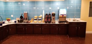 朝食 (フル ブレックファスト)、毎日提供 (無料)