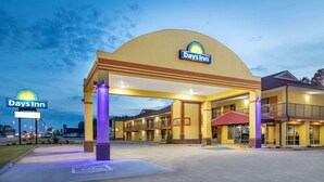A Days Inn hotel with a large entrance canopy, multiple balconies, and a parking lot.