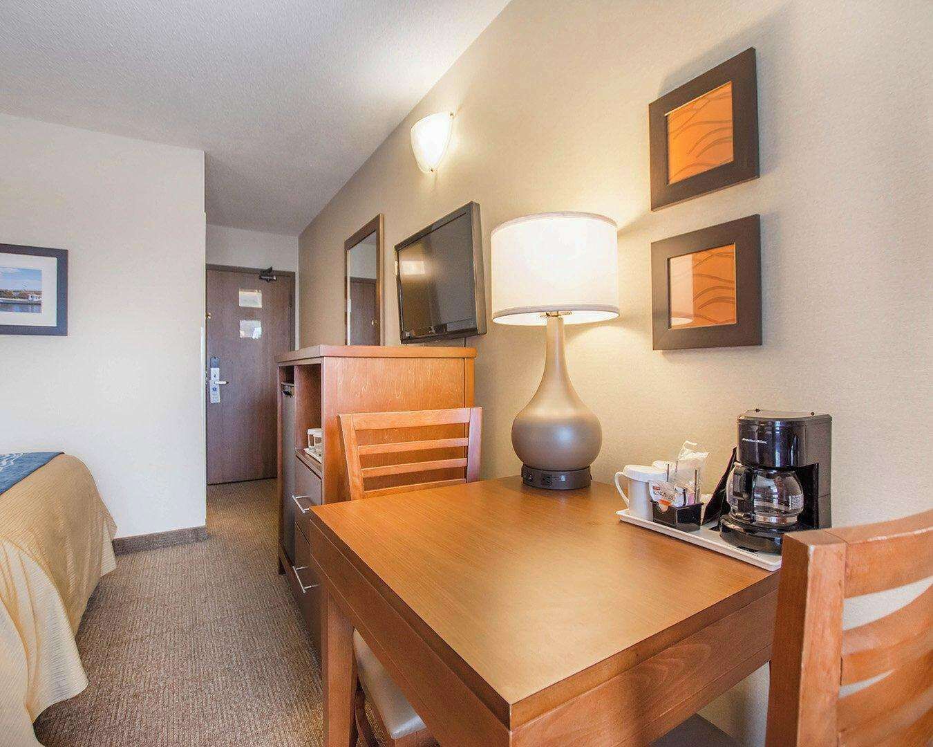 standard room, 2 queen beds, non smoking | down duvets, pillow-top beds, desk, blackout curtains