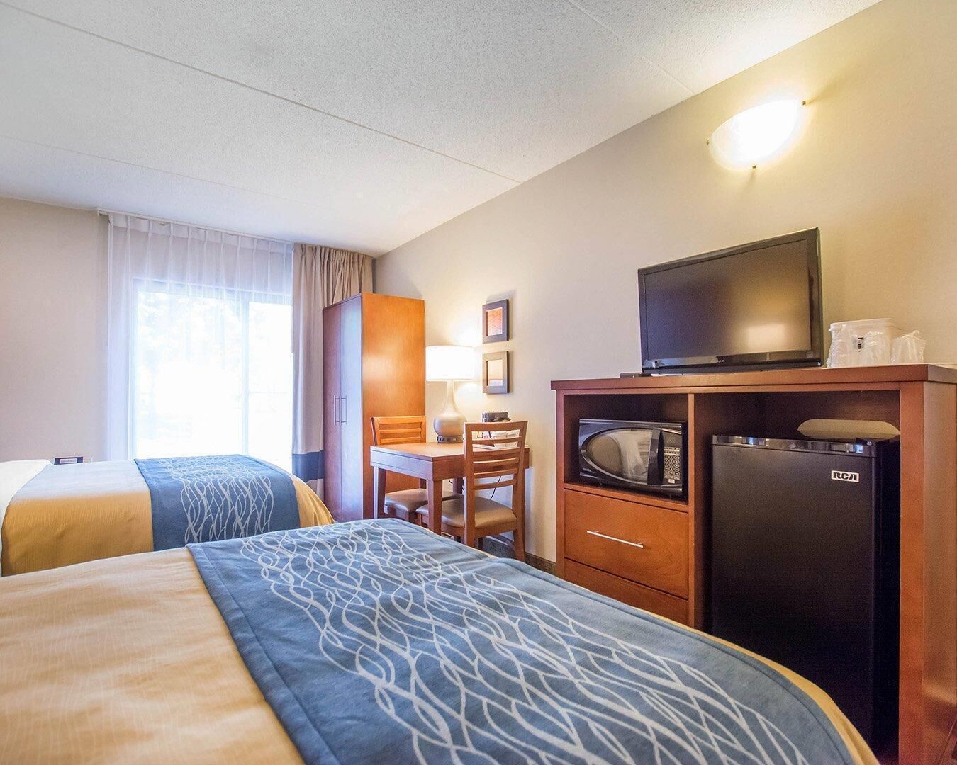 Cubrecamas, colchones con pillow-top, escritorio y cortinas blackout 