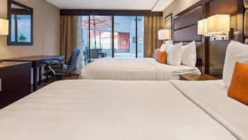 BÀddmadrasser, vÀrdeförvaringsskÄp pÄ rummet och skrivbord