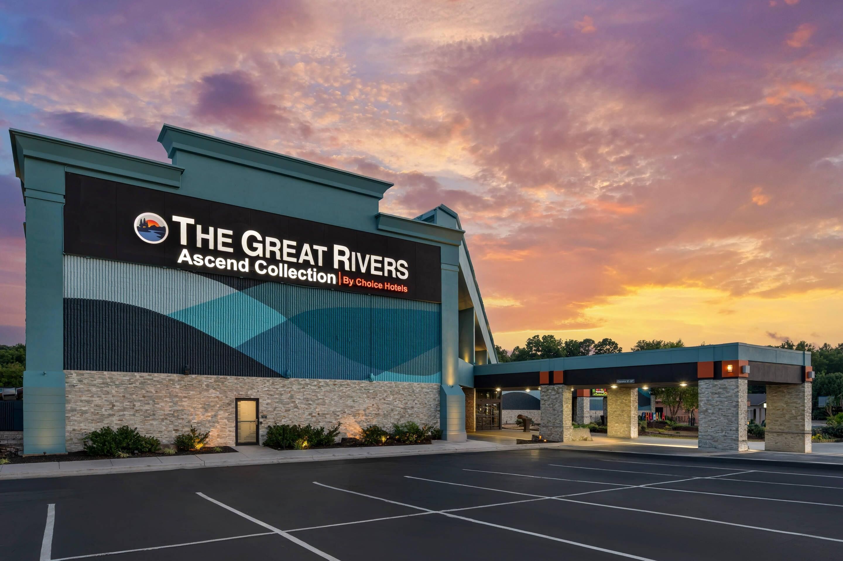 Um hotel com uma placa grande que diz 'The Great Rivers Ascend Collection By Choice Hotels'.