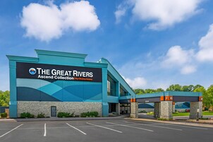 Un hotel con un letrero llamativo que dice 'The Great Rivers Ascend Collection By Choice Hotels'.