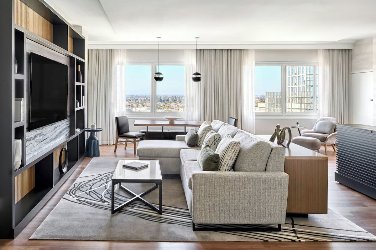 Luxe suite, 1 kingsize bed met slaapbank, niet-roken | Woonruimte | Een 55-inch smart-tv met kabelzenders, een televisie en betaalfilms