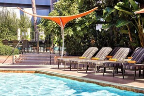 Piscine extérieure, parasols de plage, chaises longues
