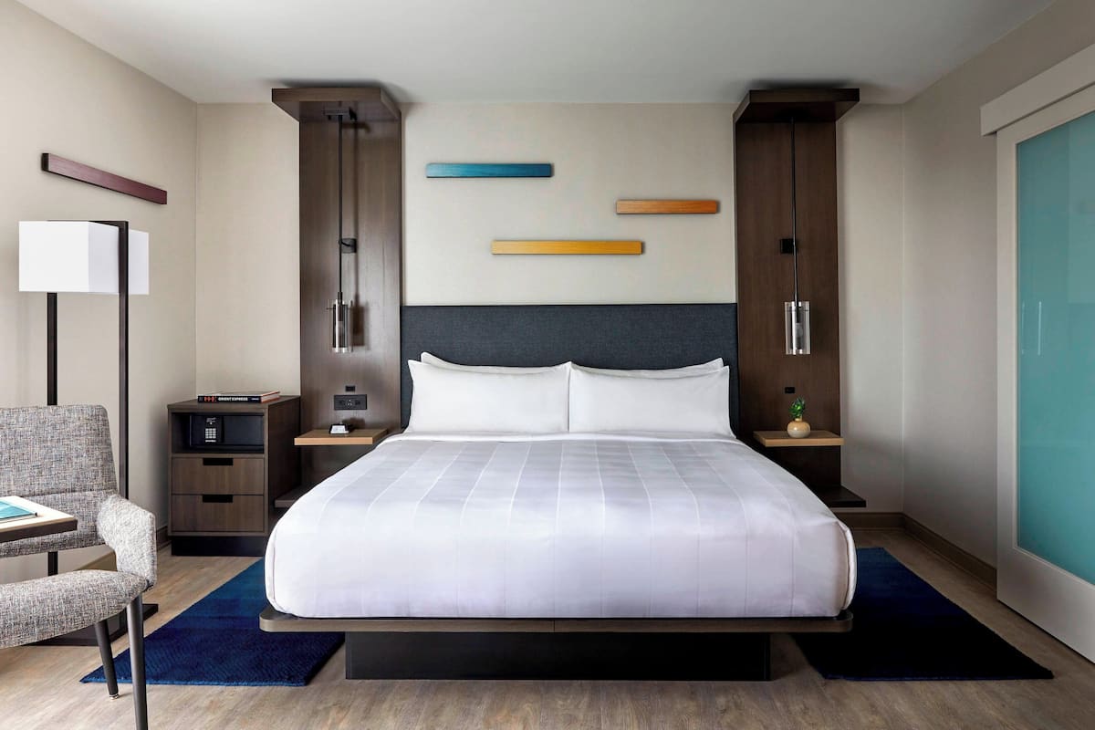 Deluxe kamer, 1 kingsize bed, niet-roken | Een kluis op de kamer, een bureau, een laptopwerkplek