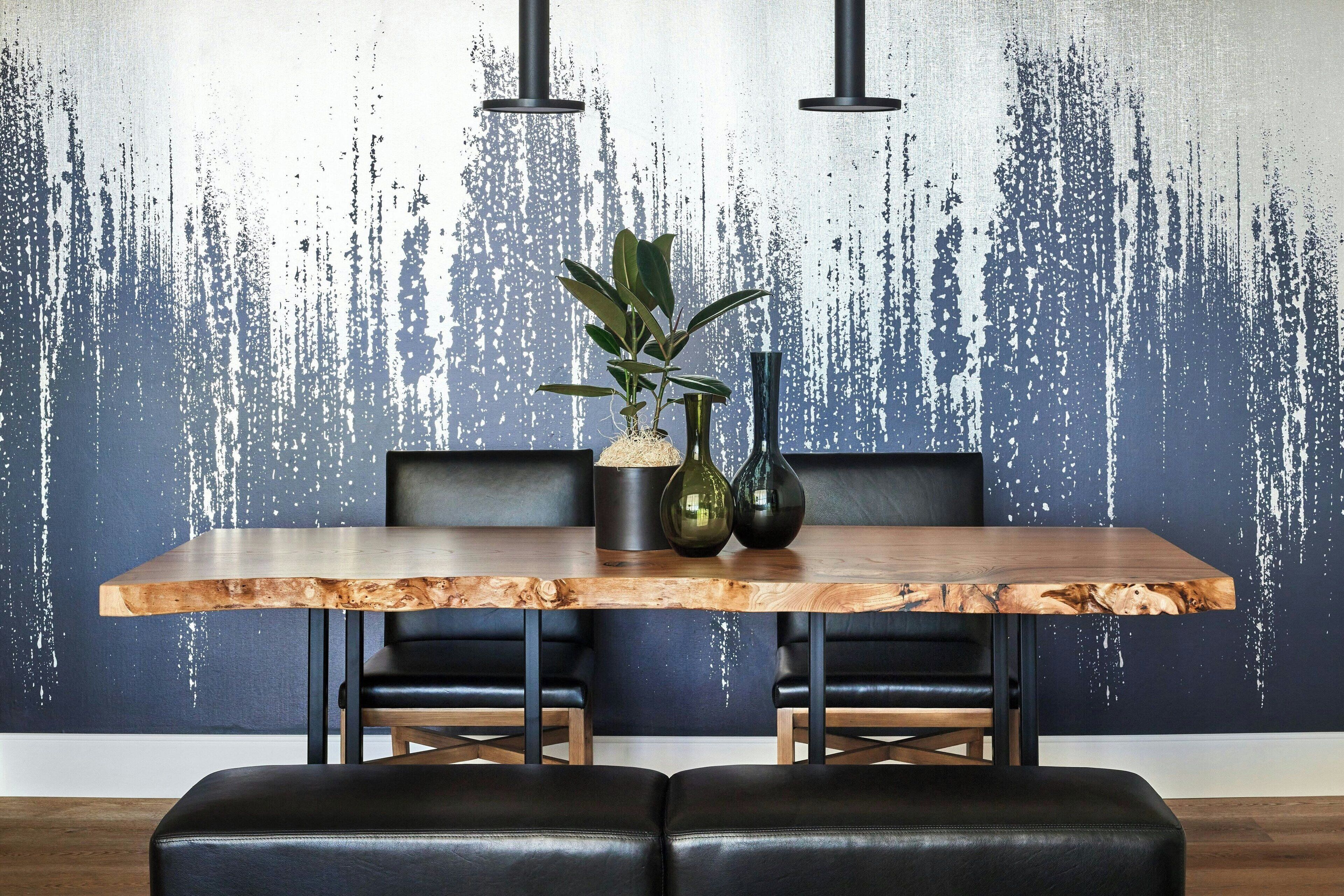 Een eettafel met twee stoelen, een bloempot en twee vazen.