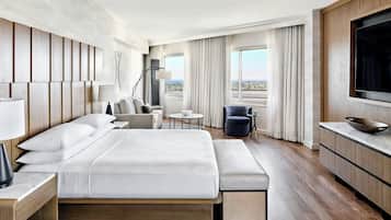 Executive Suite, 1 King Bed with Sofa bed, Non Smoking | In-room safe, desk, laptop workspace, iron/ironing board