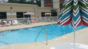 Una piscina al aire libre de temporada