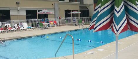 Una piscina al aire libre de temporada