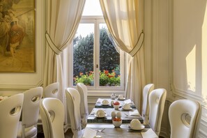 Desayuno buffet (EUR 25 por persona) 