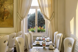 Desayuno buffet (EUR 25 por persona)