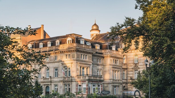 A historic building with multiple floors, large windows, and a prominent dome. - Hôtel Régent Contades  By Stay Collection (Strasbourg)